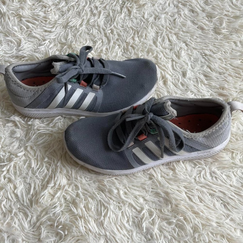 Women's Adidas Tennis Shoes - Size 6